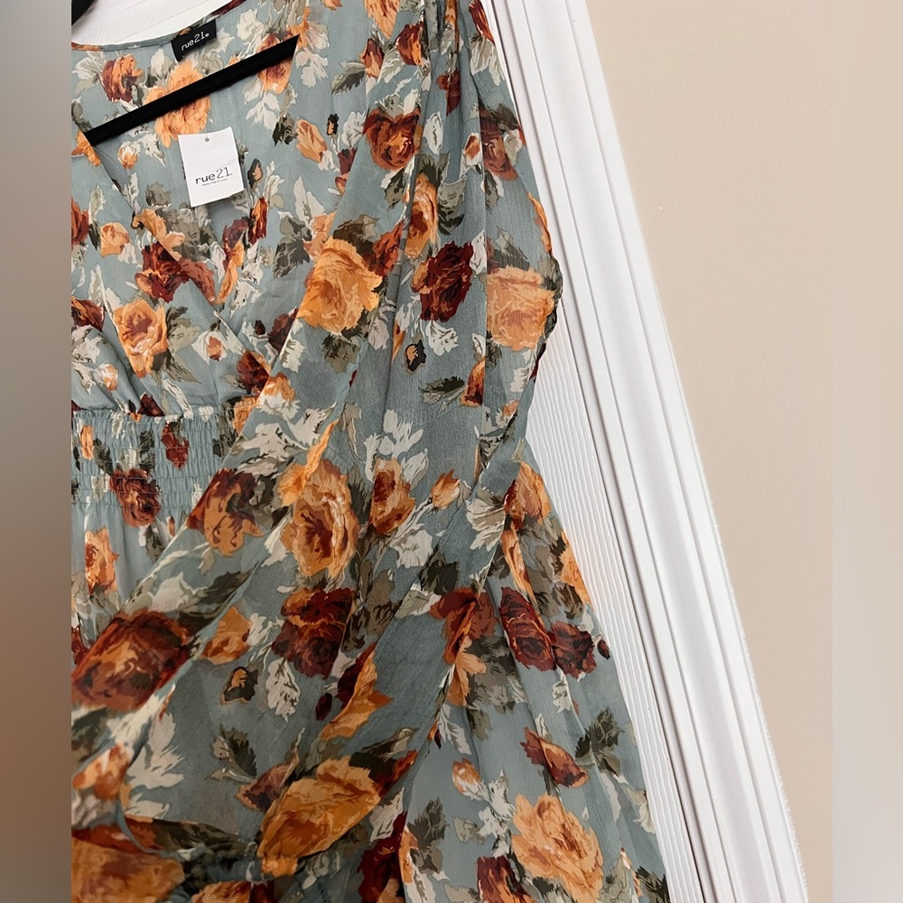 Floral Flowy Dress - Picture 2 of 3